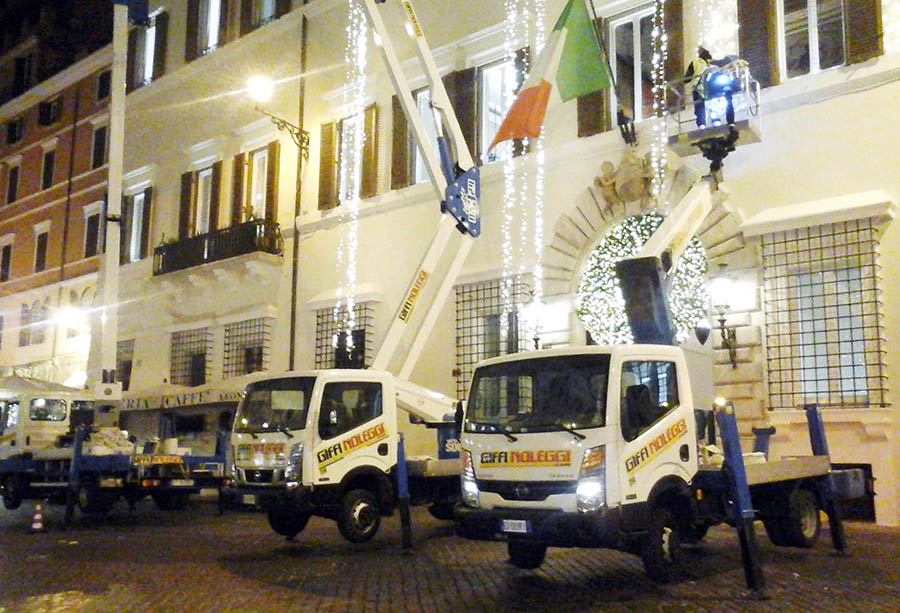 ATELIER DI VALENTINO A PIAZZA DI SPAGNA SI ILLUMINA CON GIFFI NOLEGGI