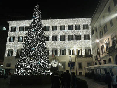 ATELIER DI VALENTINO A PIAZZA DI SPAGNA SI ILLUMINA CON GIFFI NOLEGGI